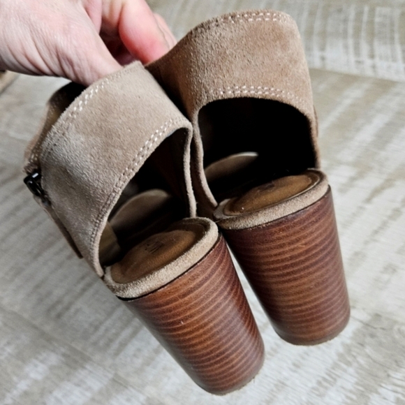 Michael Journey Block Heel Suede Leather Heel Sandals - Picture 10 of 16